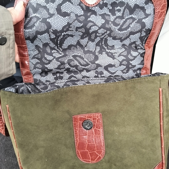 Like new green suede and leather purse - Picture 5 of 6